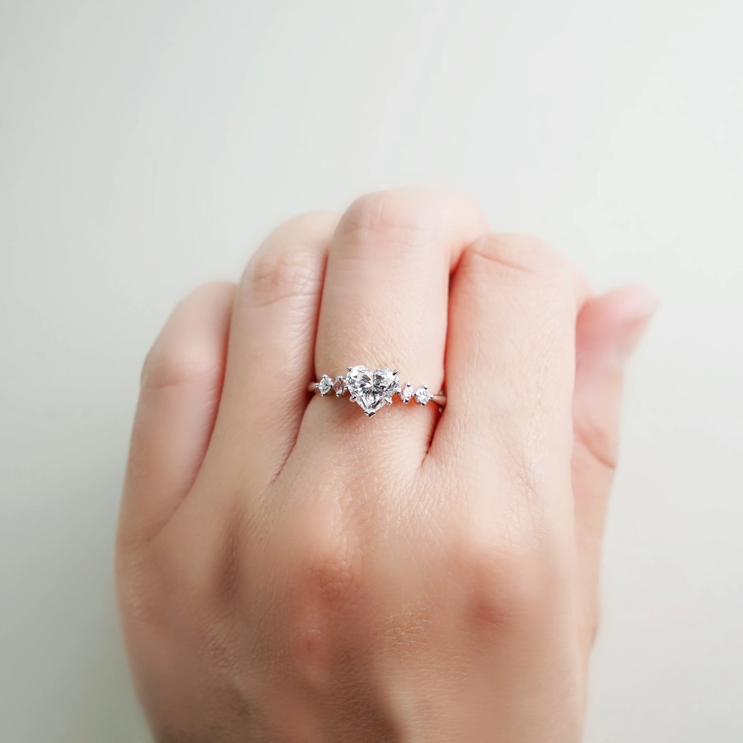 RITA 心形培育鑽石戒指托|兩側鑲鑽戒圈(18K 金/鉑金)– TM0104HT