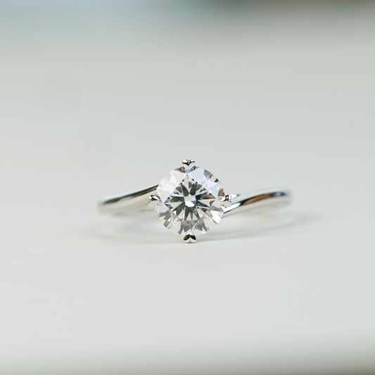 IDALIA 培育鑽石戒指托|扭臂單鑽戒圈(18K 金/鉑金)– TM0057M