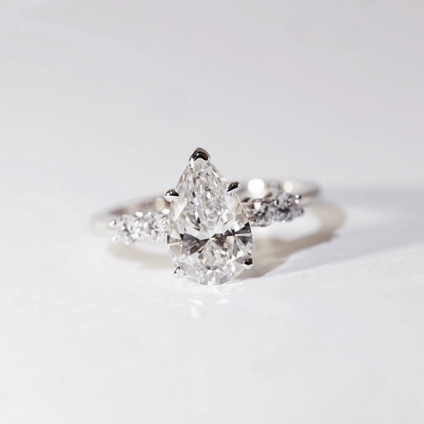 RITA 梨形培育鑽石戒指托|兩側鑲鑽戒圈(18K 金/鉑金)– TM0104PE