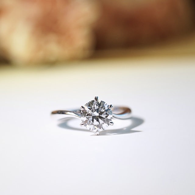 In-Stock 18K 1.59cts Round Shape Lab Grown Diamond Ring (SERENE – SGJ0698)