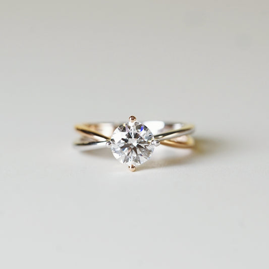 EVELYN 培育鑽石單鑽戒指托|雙色交錯戒圈(18K 金/鉑金)– TM0037