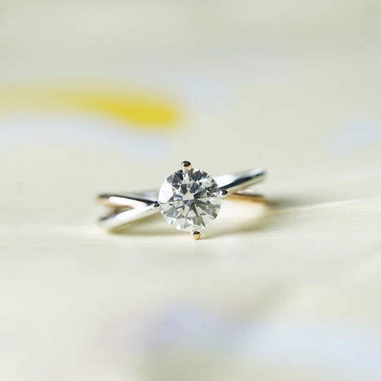 EVELYN 培育鑽石單鑽戒指托|雙色交錯戒圈(18K 金/鉑金)– TM0037