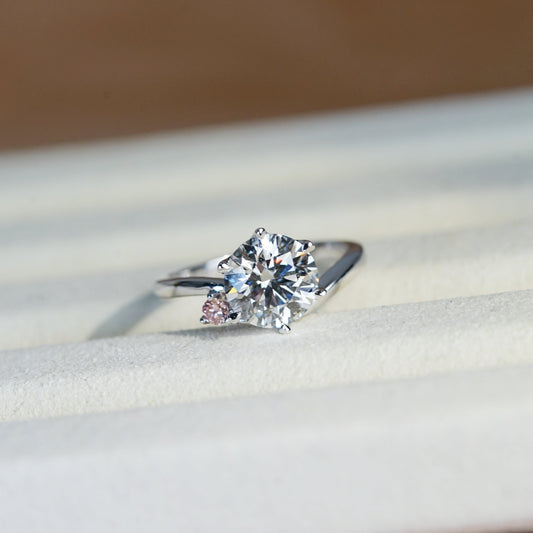 FREYA 培育鑽石戒指托|流線型戒圈配粉紅培育鑽(18K 金/鉑金)– SGZ3010