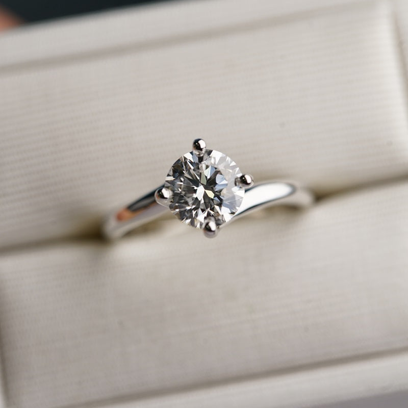 In-Stock 18K 1.20cts Round Shape Lab Grown Diamond Ring (ANNA – CD0013TM)