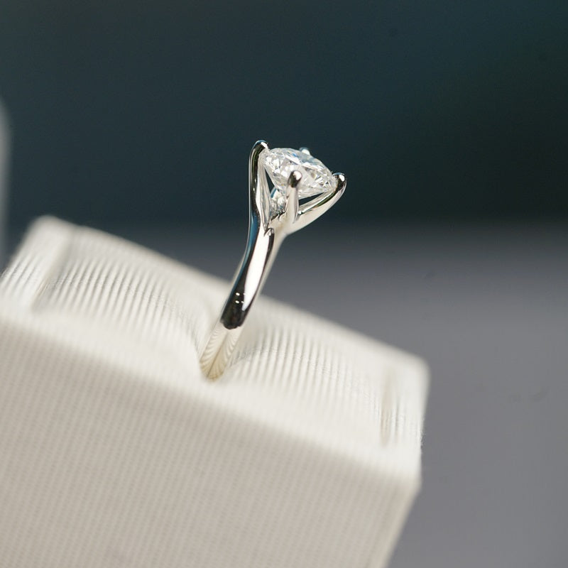 In-Stock 18K 1.20cts Round Shape Lab Grown Diamond Ring (ANNA – CD0013TM)