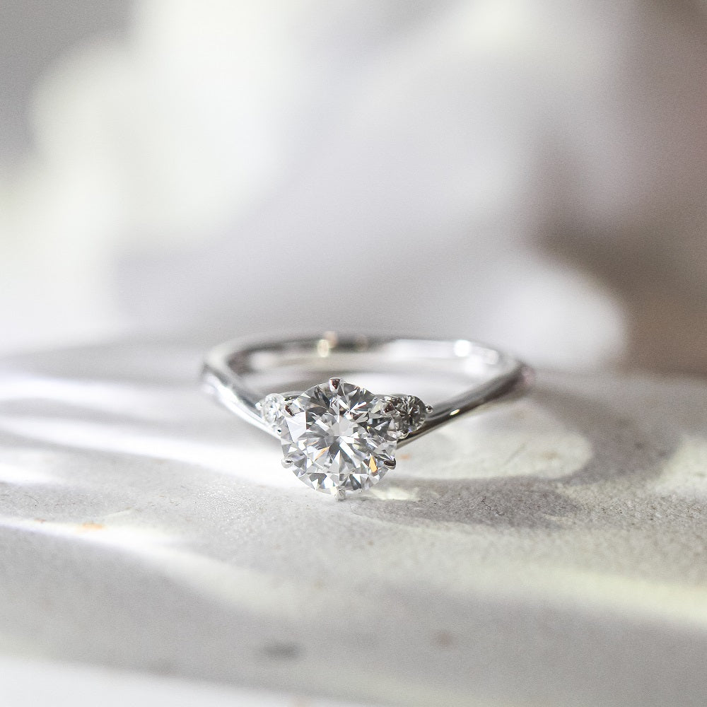 In-Stock 18K 1.02cts Round Shape Lab Grown Diamond Ring (EILEEN - SGK0896)