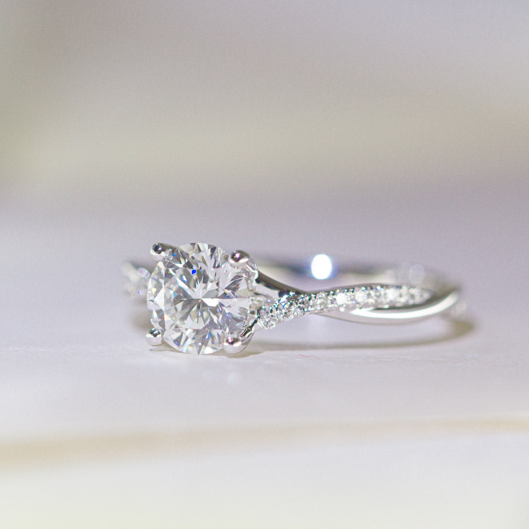 In-Stock 1.05cts Round Shape Lab Grown Diamond Ring (PHAEDRA – TM003)