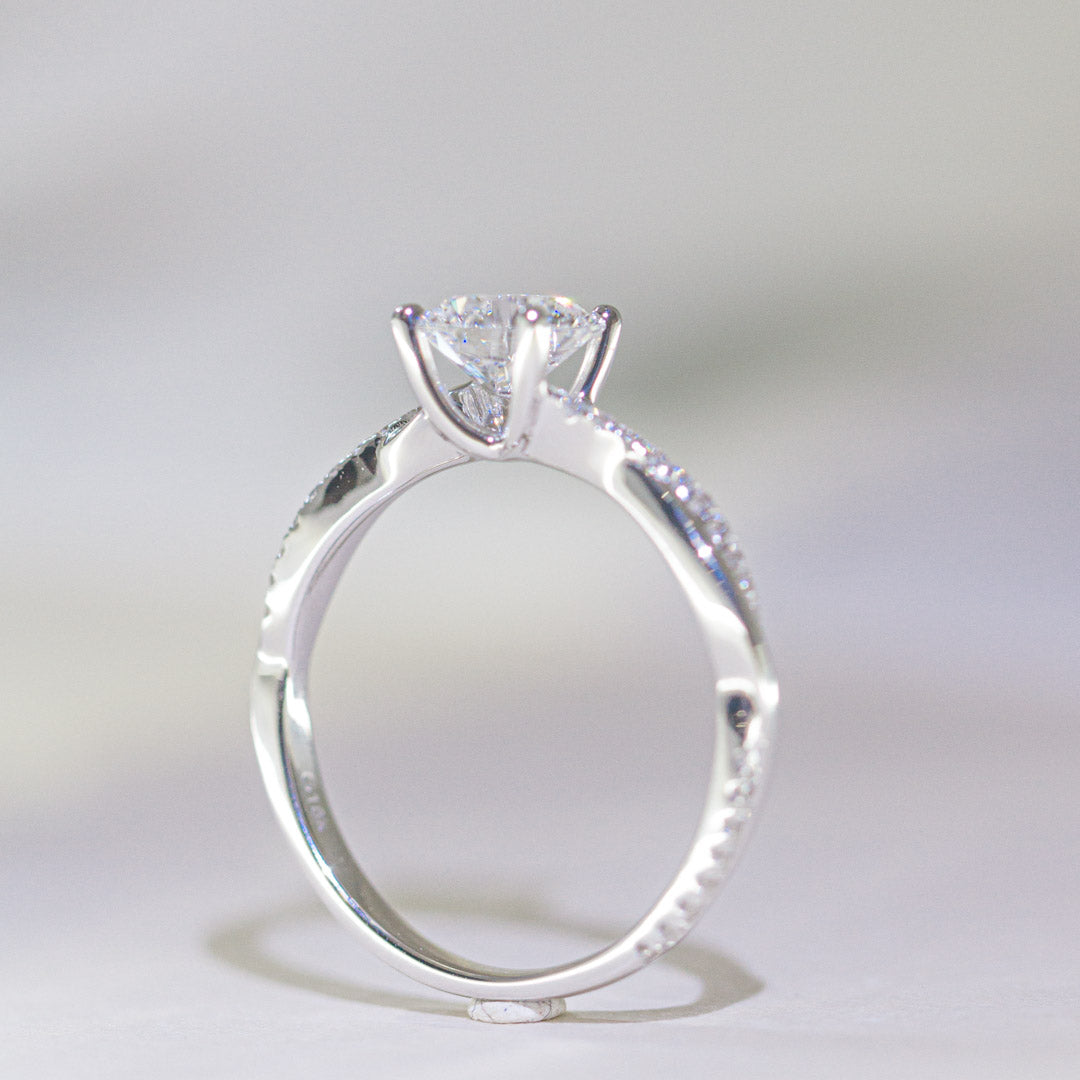 In-Stock 1.05cts Round Shape Lab Grown Diamond Ring (PHAEDRA – TM003)