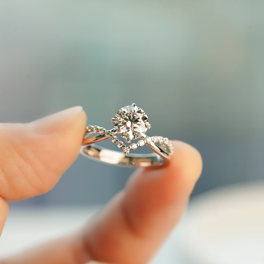 1.23ct 圓形培育鑽石戒指 - 18K白金(附 IGI 證書)|V形鋪鑽戒圈|PRINCESS - TM0305|現貨款