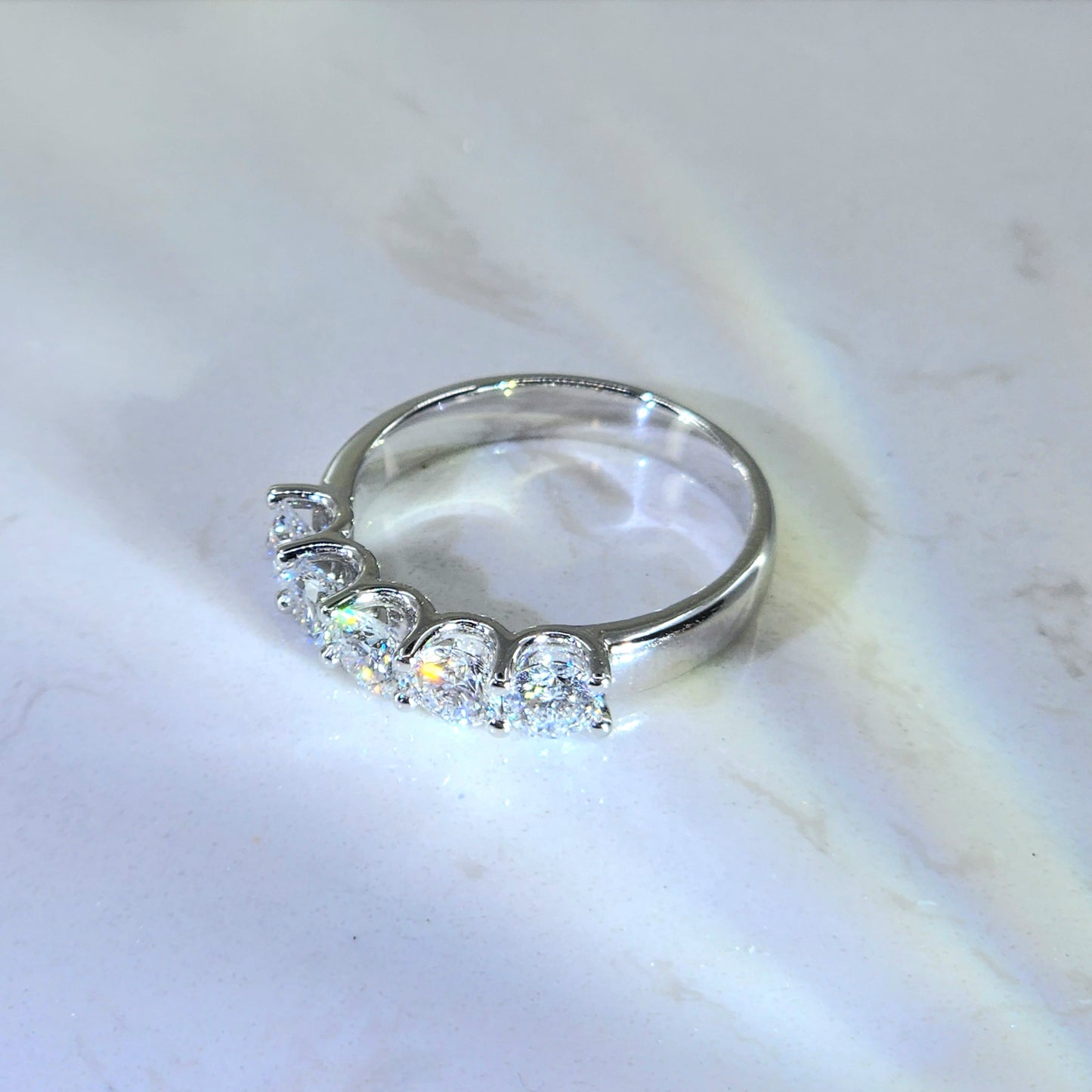 現貨 18K金 1.08ct (每粒0.21ct) 培育圓鑽U形爪線戒