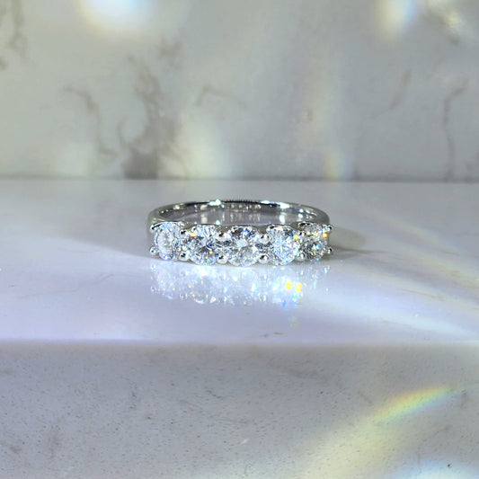 現貨 18K金 1.08ct (每粒0.21ct) 培育圓鑽U形爪線戒