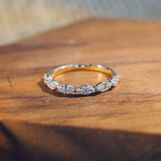 現貨 18K金 0.70ct (每粒0.11ct) 馬眼形培育鑽石線戒