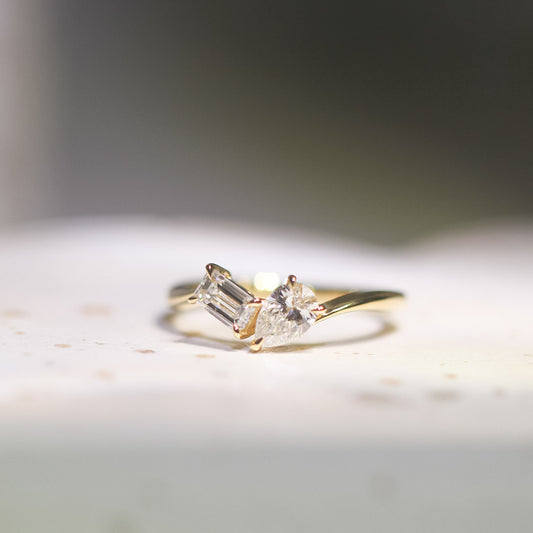 祖母綠形配梨形雙鑽戒指 (TMLR1209)