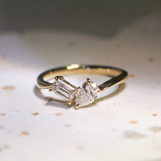 祖母綠形配梨形雙鑽戒指 (TMLR1209)