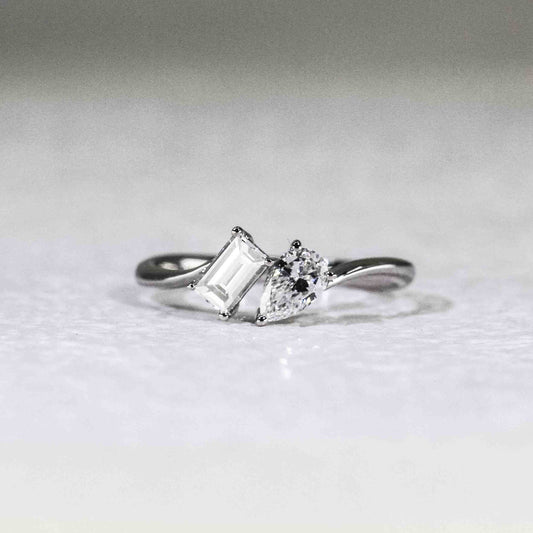 祖母綠形配梨形雙鑽戒指 (TMLR1219)