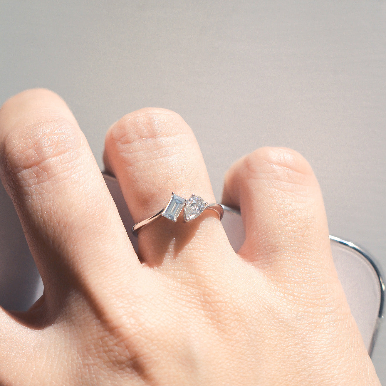 現貨 18K金 祖母綠形配梨形雙鑽戒指 (TMLR1219)