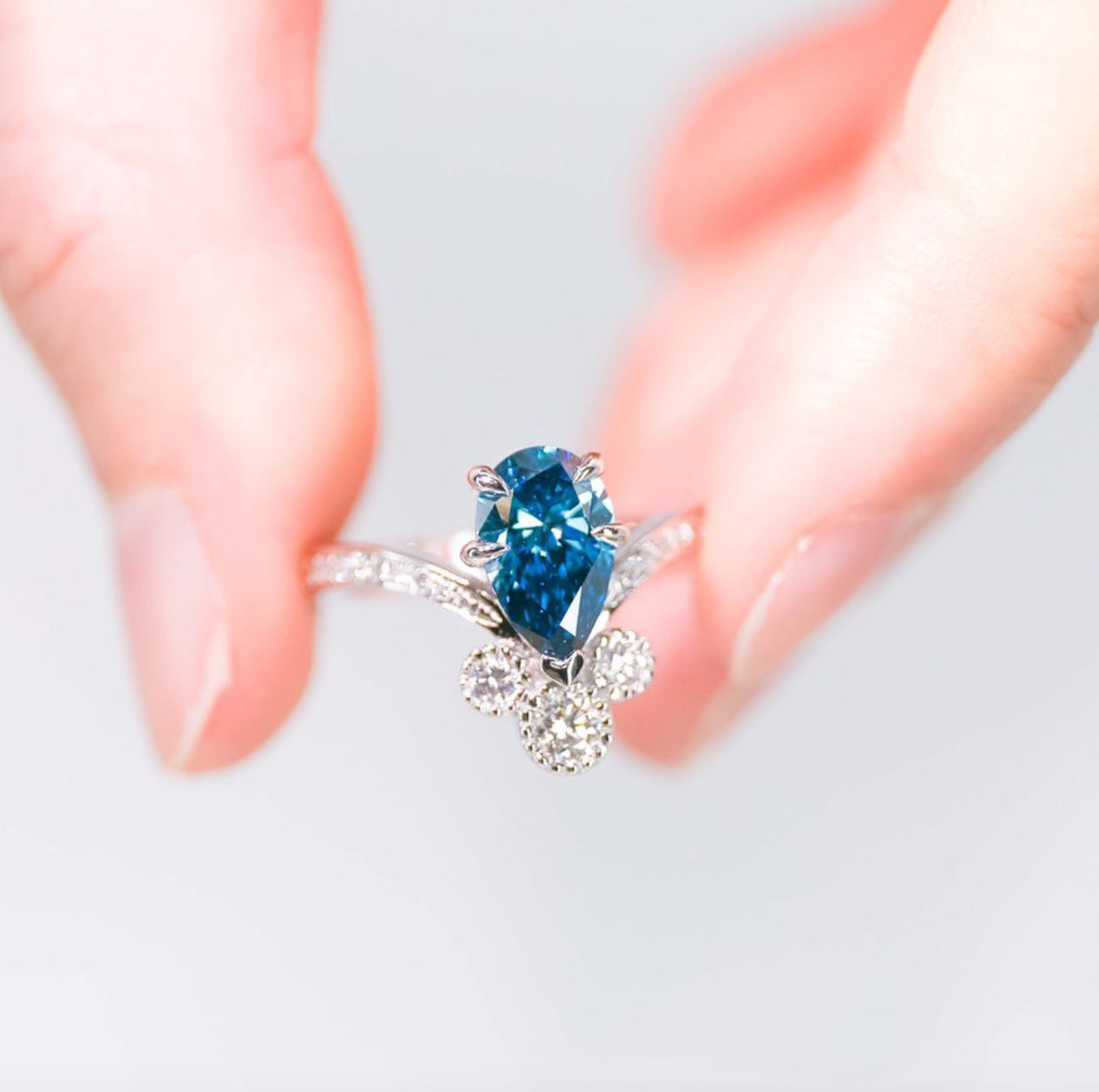 現貨 18K金 1.17cts 梨形培育藍鑽戒指 (LAUREN - TMP2610)