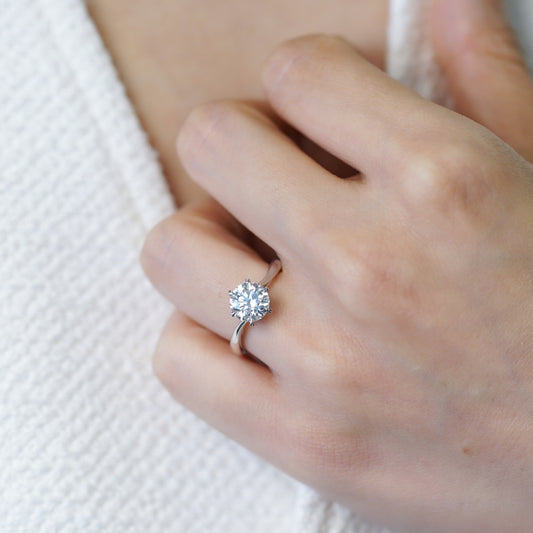 SERENE 培育鑽石單鑽戒指托|輕柔扭臂戒圈(18K 金/鉑金)– SGJ0698