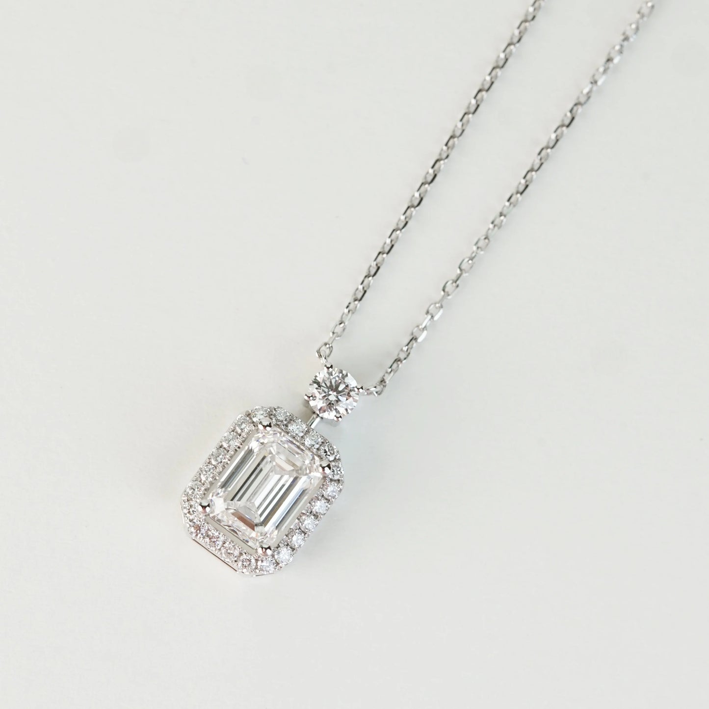 18K金祖母綠形培育鑽石密鑲光環設計頸鏈 | D-E VVS | <總數 0.50ct - 2.00ct+>