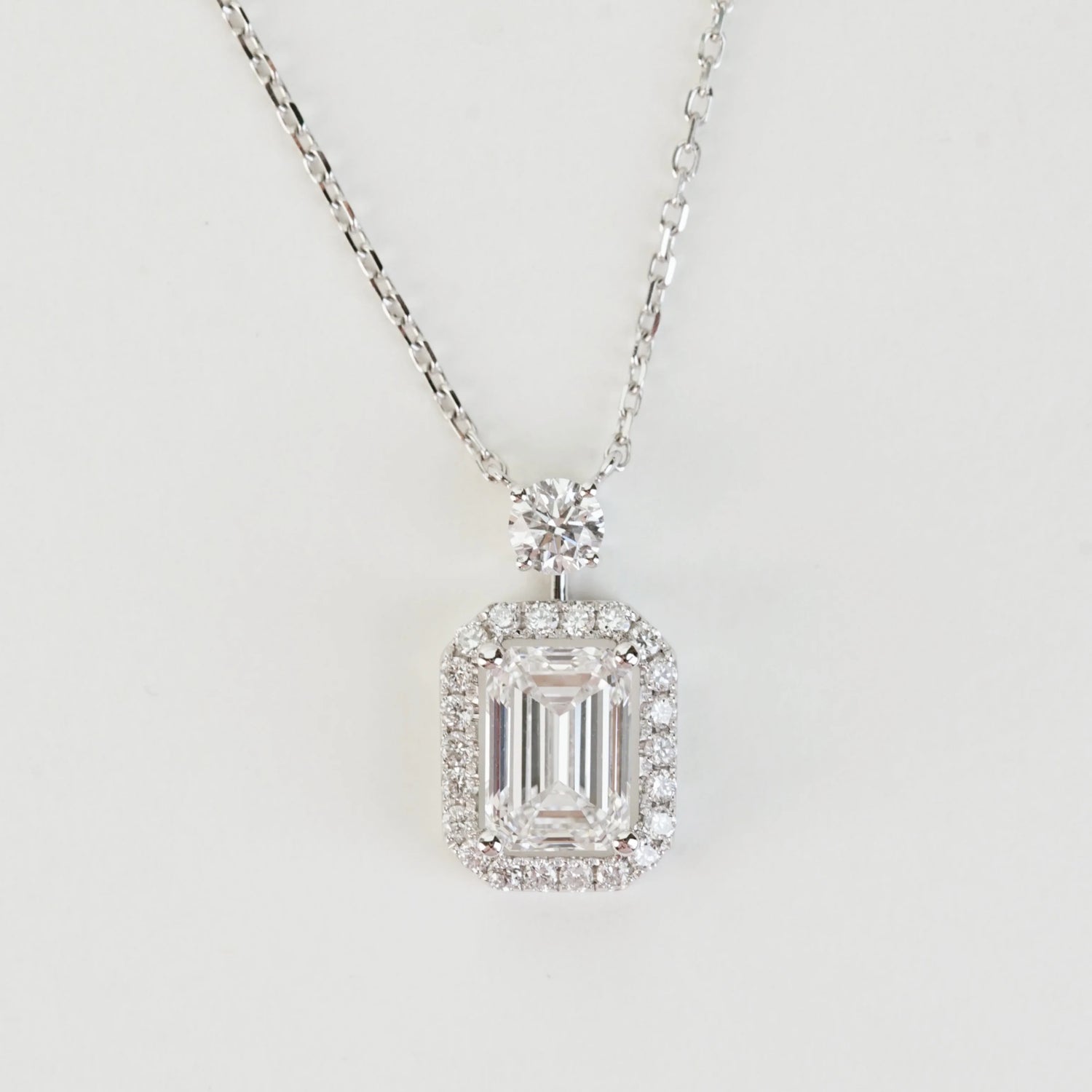 18K金祖母綠形培育鑽石密鑲光環設計頸鏈 | D-E VVS | <總數 0.50ct - 2.00ct+>