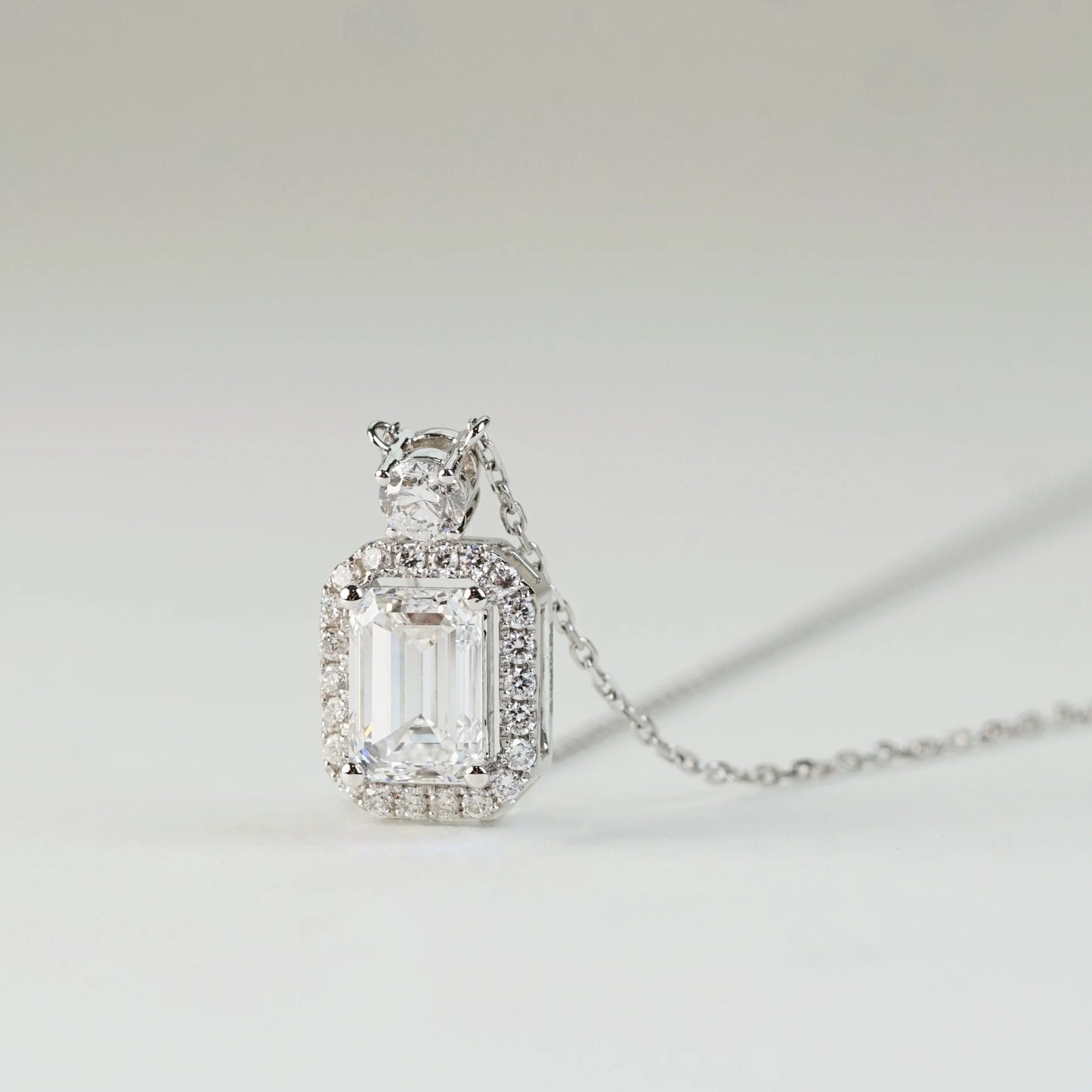 18K金祖母綠形培育鑽石密鑲光環設計頸鏈 | D-E VVS | <總數 0.50ct - 2.00ct+>