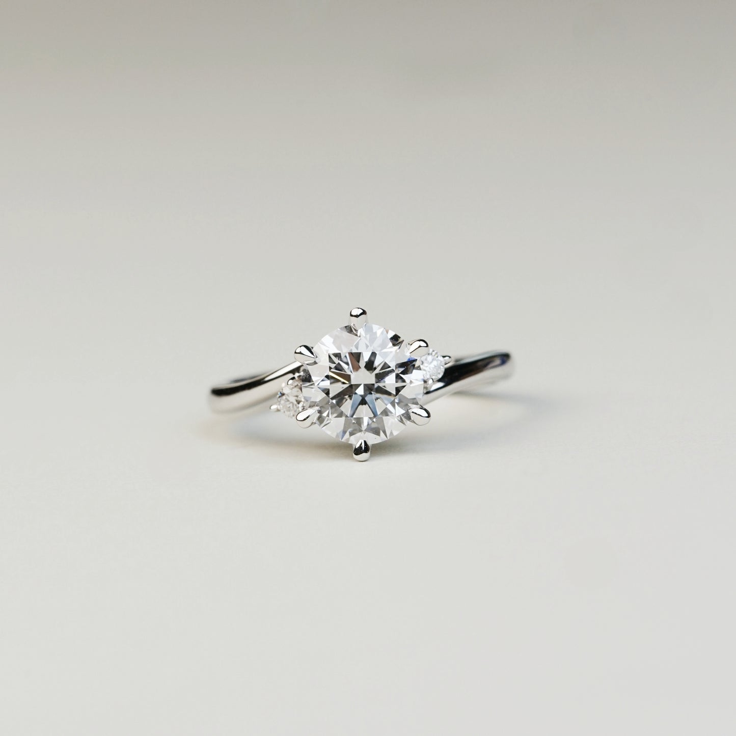 ALISA 培育鑽石戒指托 | 三石靈感扭臂設計配飾石戒圈 (18K金/鉑金) - TM0109