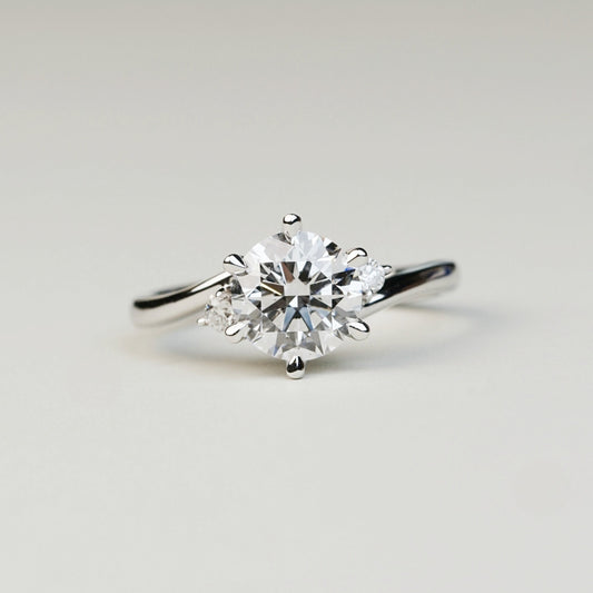 ALISA 培育鑽石戒指托 | 三石靈感扭臂設計配飾石戒圈 (18K金/鉑金) - TM0109