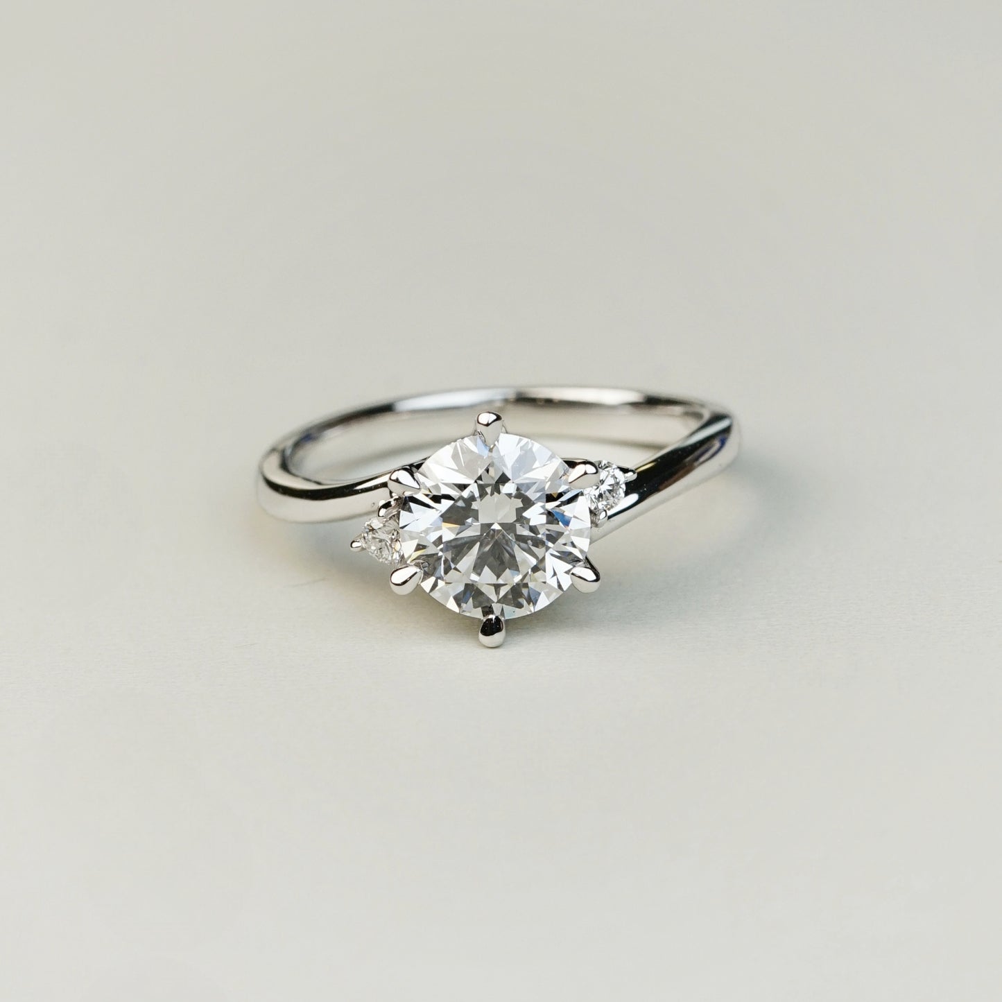 ALISA 培育鑽石戒指托 | 三石靈感扭臂設計配飾石戒圈 (18K金/鉑金) - TM0109