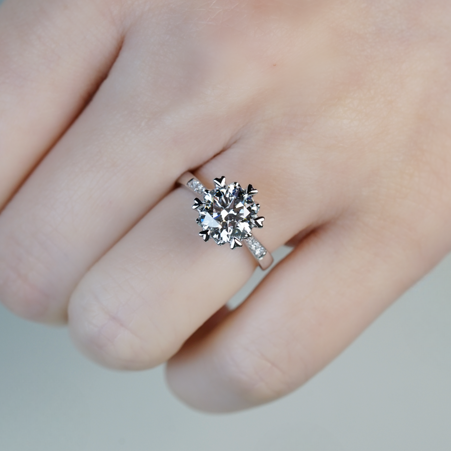 FLORENCE - Lab-Grown Diamond / Gemstone Pavé Ring Setting | Heart-shaped Prongs (18K Gold / Platinum) - TM0511