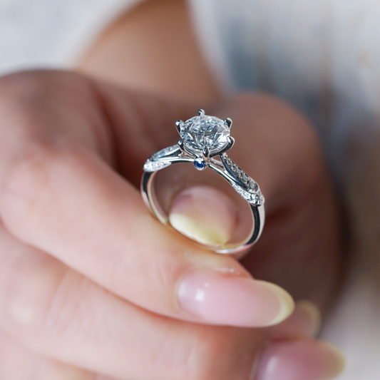 ELMA 培育鑽石戒指托｜密釘鑲鑽戒圈配隱藏紅寶石（18K 金／鉑金）– TM0351