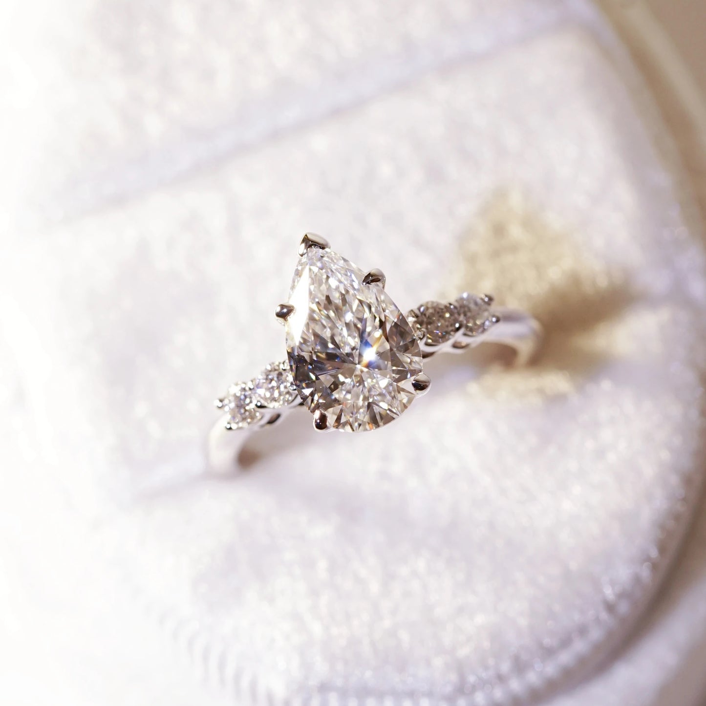 RITA 梨形培育鑽石戒指托｜兩側鑲鑽戒圈（18K 金／鉑金）– TM0104PE