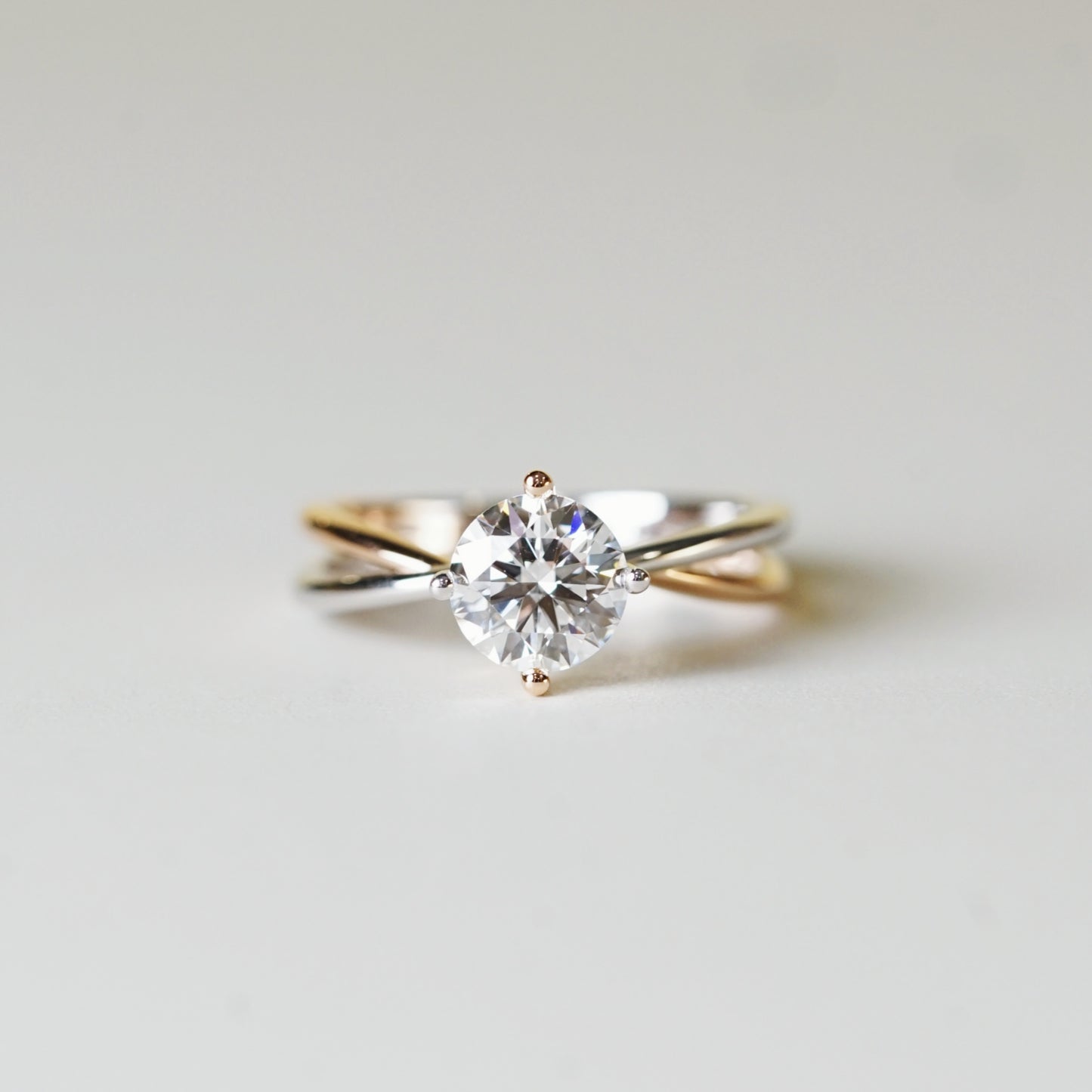 EVELYN 培育鑽石單鑽戒指托｜雙色交錯戒圈（18K 金／鉑金）– TM0037