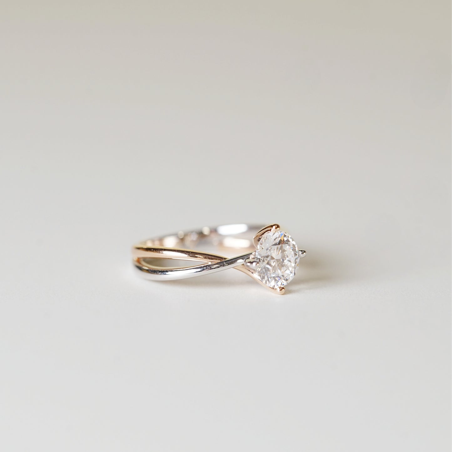 EVELYN 培育鑽石單鑽戒指托｜雙色交錯戒圈（18K 金／鉑金）– TM0037