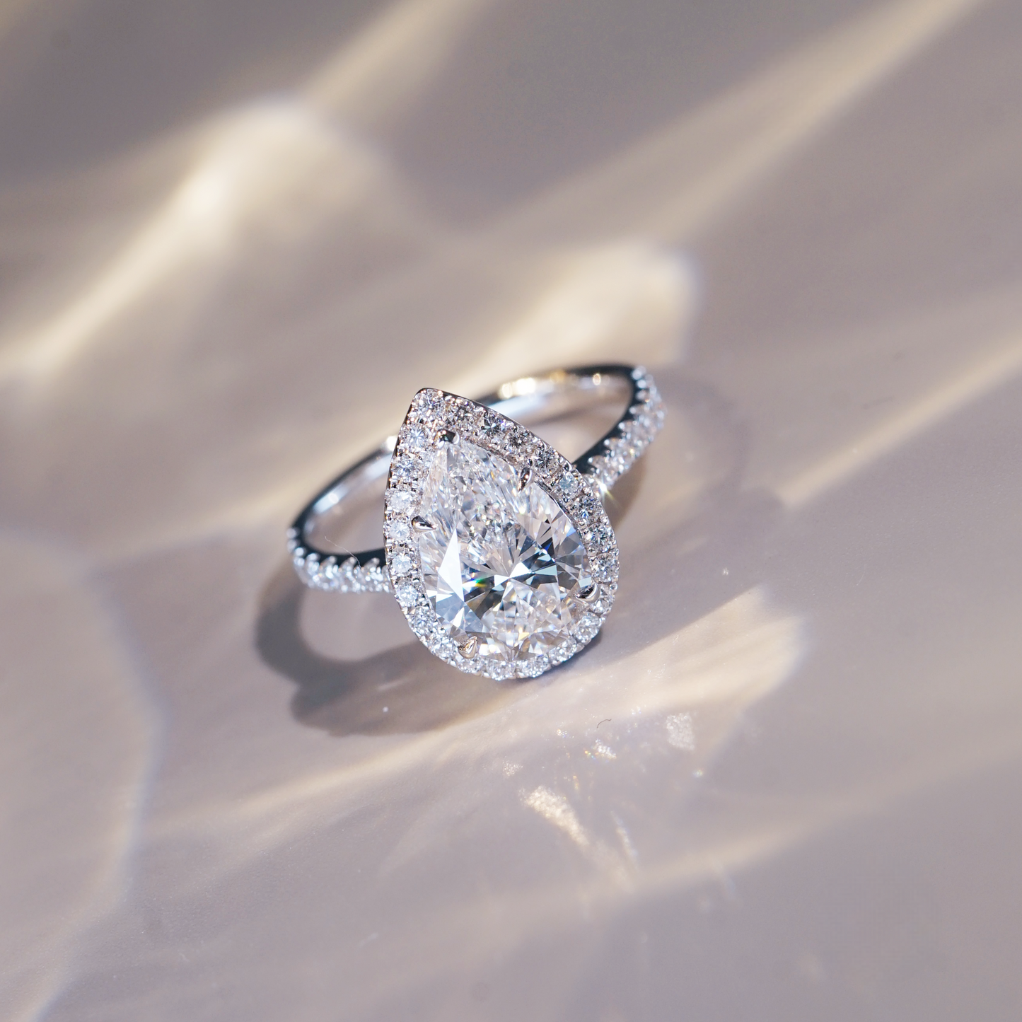 HELLE 梨形培育鑽石戒指托｜光環鑲座配鋪鑽戒圈（18K 金／鉑金）– FM0051PE