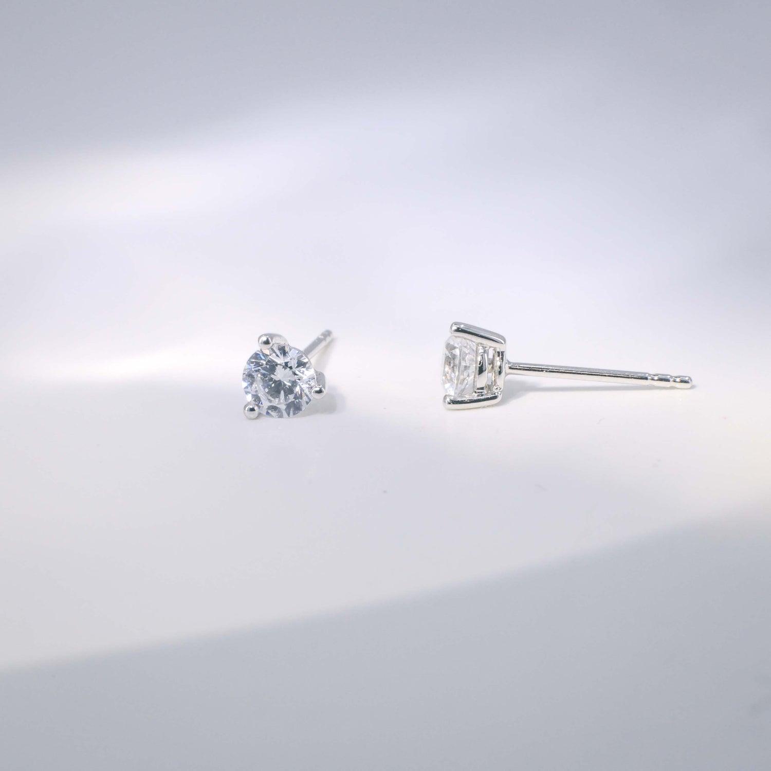 18K金圓形培育鑽石耳環 | D-E VVS Ideal Ex Ex | 經典三爪（整平底托）| <總數 0.40ct - 3.00ct+>