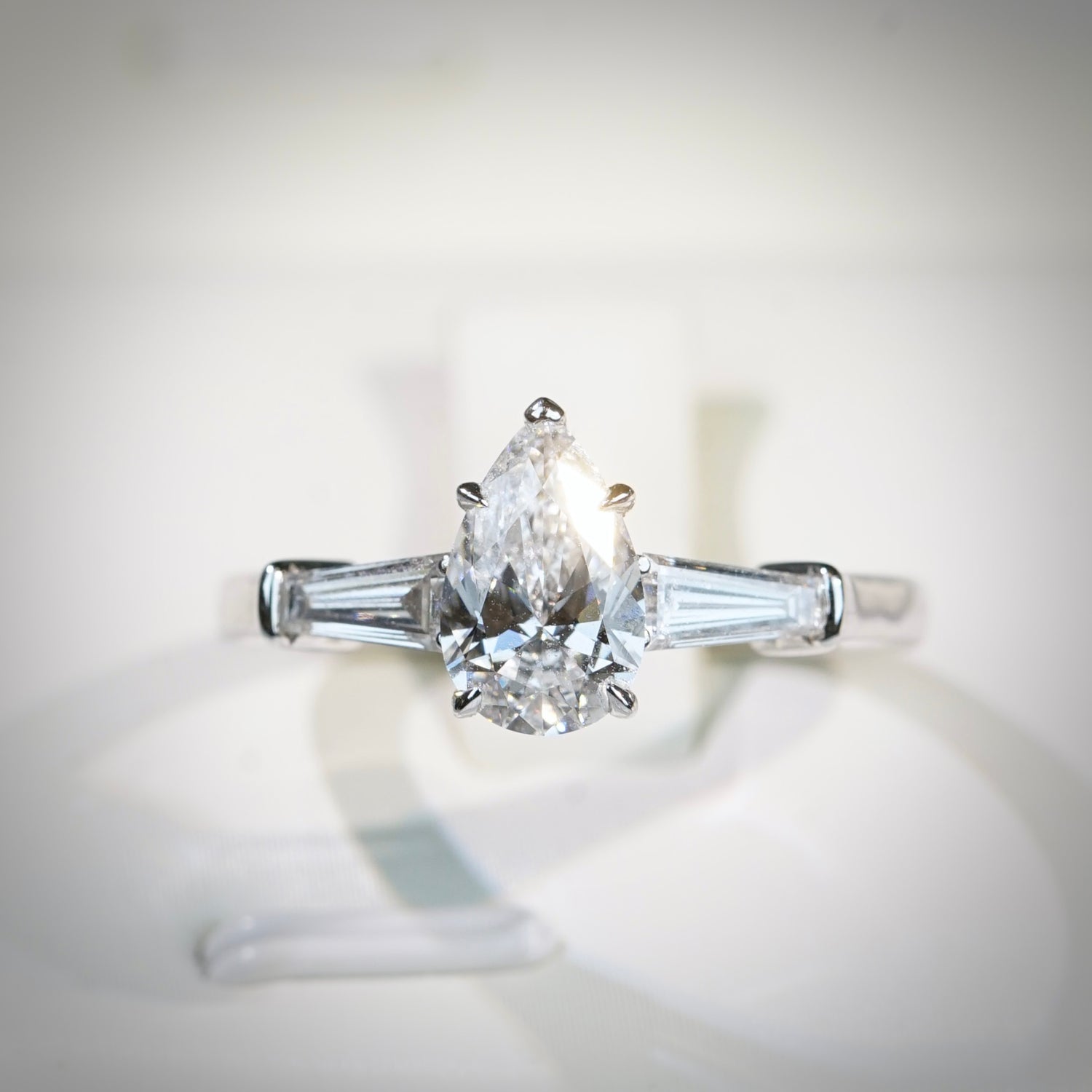 1.03ct 梨形培育鑽石戒指 - 鉑金 PT950（附IGI證書）｜ 三石設計配梯形側鑽｜CLAIRE - R24803PEA｜現貨款