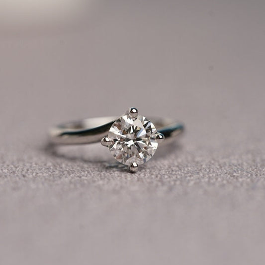 In-Stock 18K 1.20cts Round Shape Lab Grown Diamond Ring (ANNA – CD0013TM)