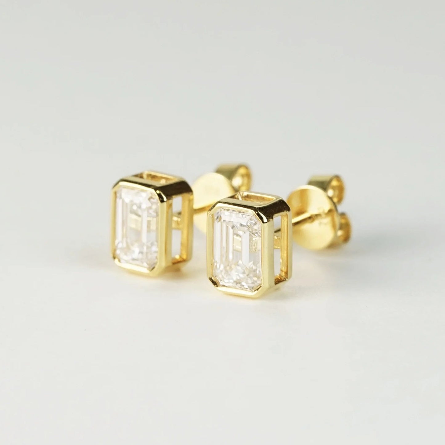 [In Stock] 2ct Emerald-Cut Lab-Grown Diamond Stud Earrings in 18K Yellow Gold (IGI Report) | D VVS2 Ex Ex | Bezel-Set | E25209EM