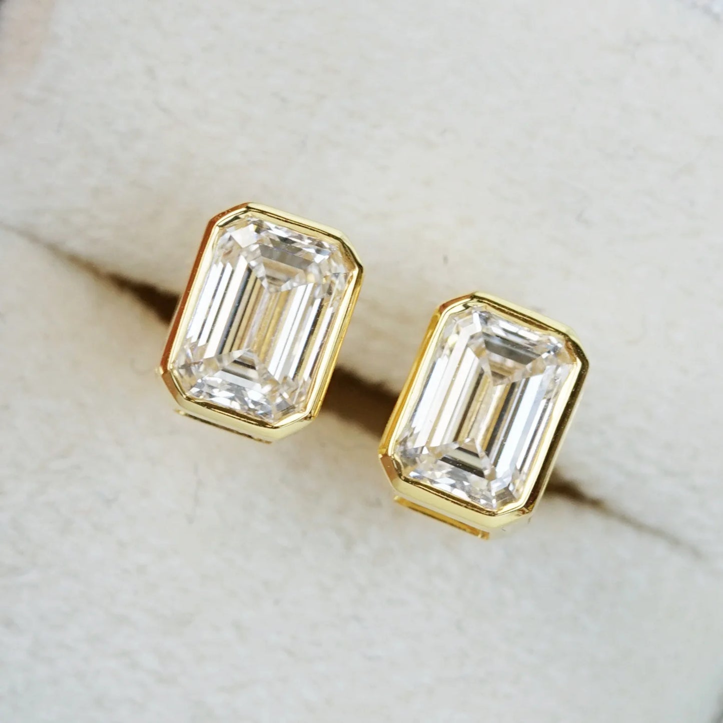 [In Stock] 2ct Emerald-Cut Lab-Grown Diamond Stud Earrings in 18K Yellow Gold (IGI Report) | D VVS2 Ex Ex | Bezel-Set | E25209EM