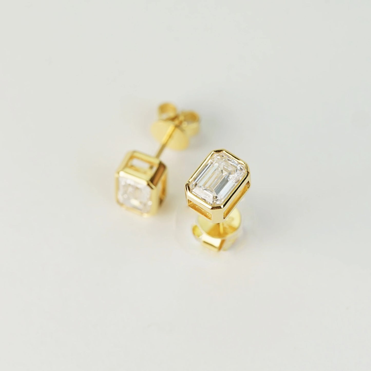 [In Stock] 2ct Emerald-Cut Lab-Grown Diamond Stud Earrings in 18K Yellow Gold (IGI Report) | D VVS2 Ex Ex | Bezel-Set | E25209EM