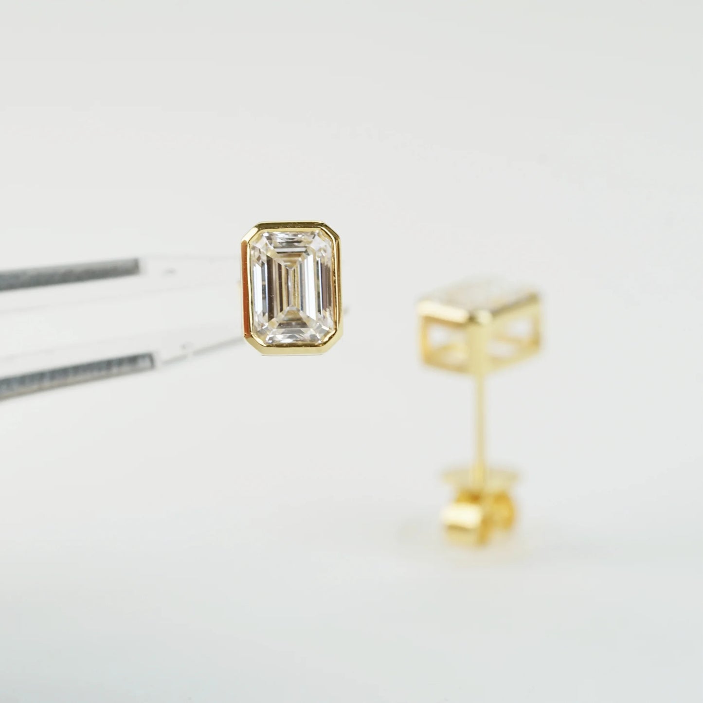[In Stock] 2ct Emerald-Cut Lab-Grown Diamond Stud Earrings in 18K Yellow Gold (IGI Report) | D VVS2 Ex Ex | Bezel-Set | E25209EM