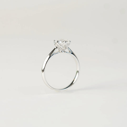 CALANTHA 培育鑽石戒指托｜六爪漸幼單鑽戒圈（18K 金／鉑金）– FM0532