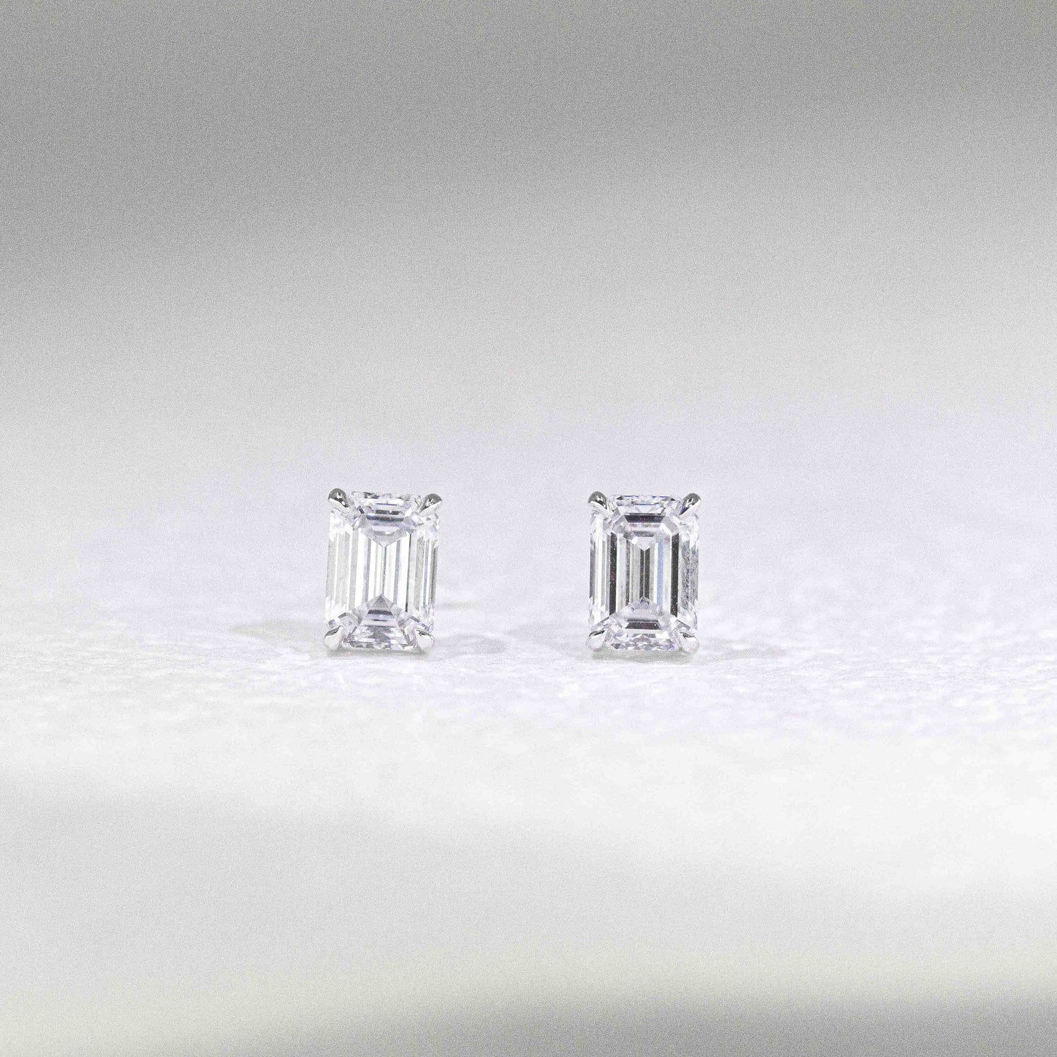 18K金祖母綠形培育鑽石耳環 | D-E VVS Ex Ex | <總數 0.40ct - 3.00ct+>