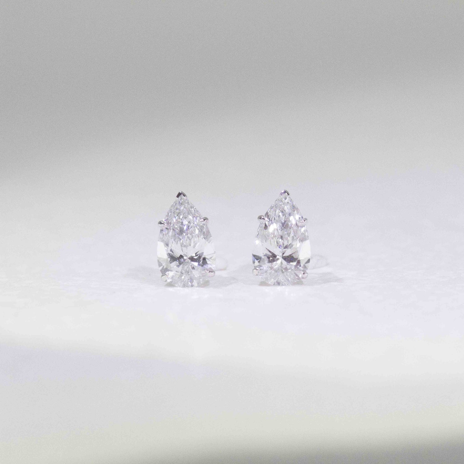 18K金梨形培育鑽石耳環 | D-E VVS Ex Ex | <總數 0.40ct - 3.00ct+>
