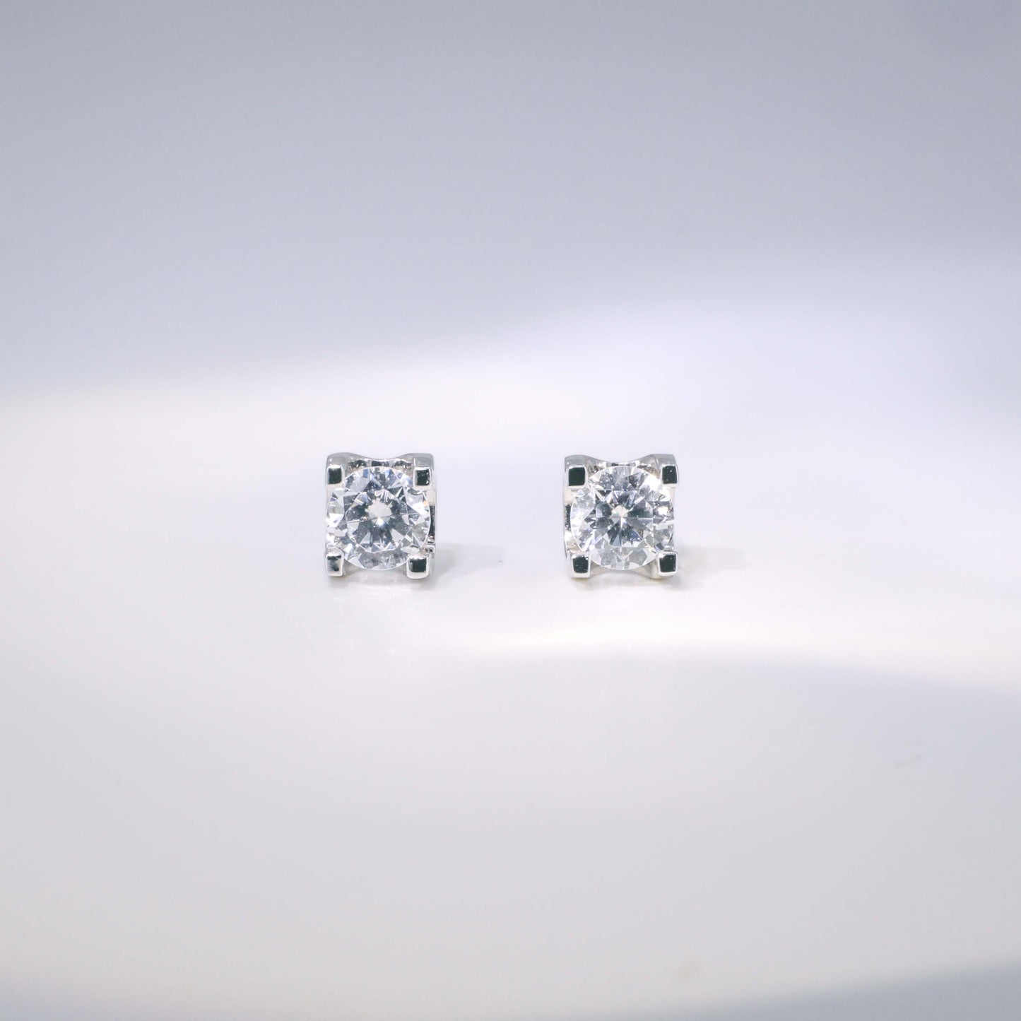 18K Gold Round Brilliant Lab-Grown Diamond Earrings | D–E / VVS | Classic 4-Prong (Horseshoe-Base Setting) | <0.60ct – 2.00ct+>