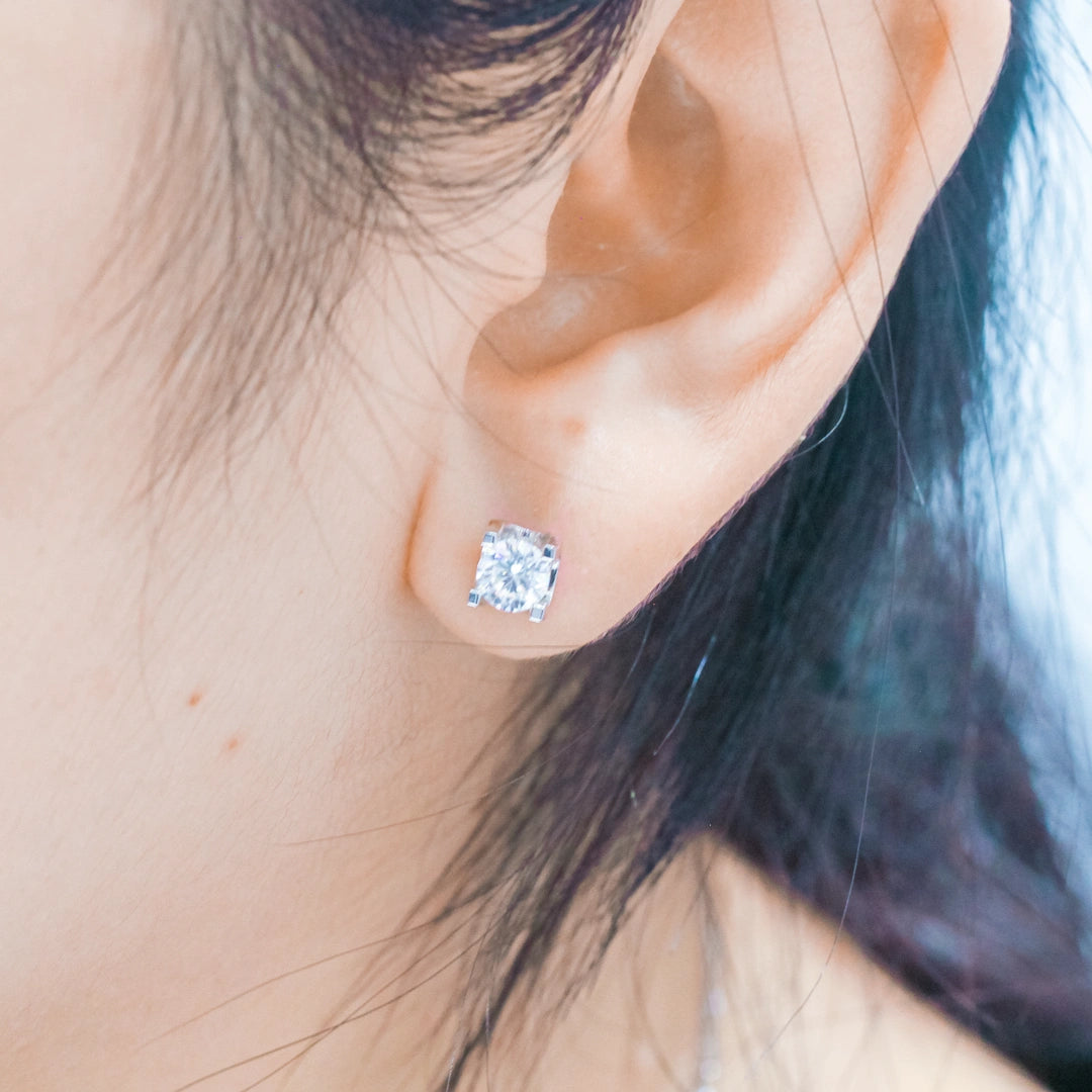 18K Gold Round Brilliant Lab-Grown Diamond Earrings | D–E / VVS | Classic 4-Prong (Horseshoe-Base Setting) | <0.60ct – 2.00ct+>
