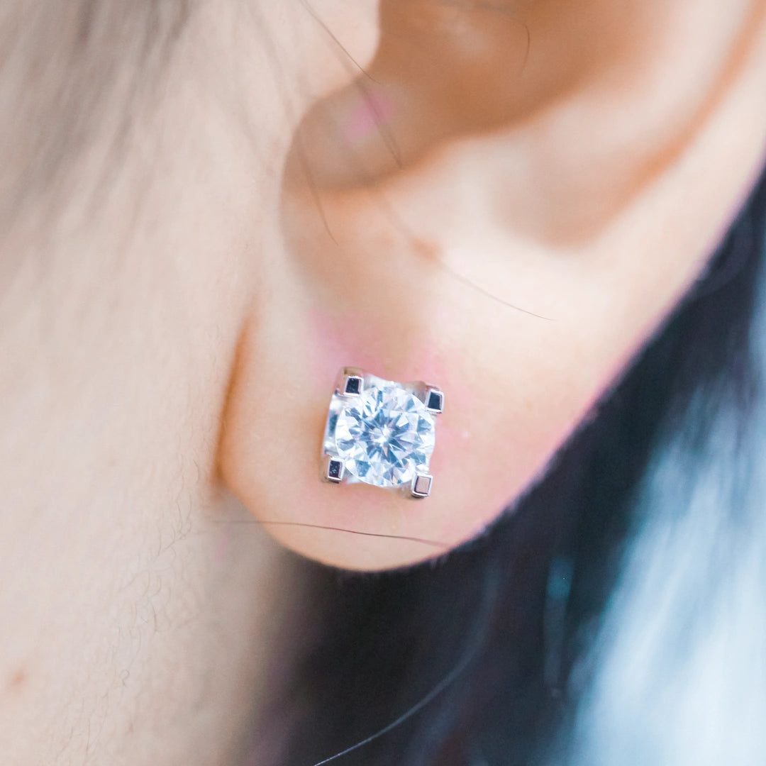 18K Gold Round Brilliant Lab-Grown Diamond Earrings | D–E / VVS | Classic 4-Prong (Horseshoe-Base Setting) | <0.60ct – 2.00ct+>