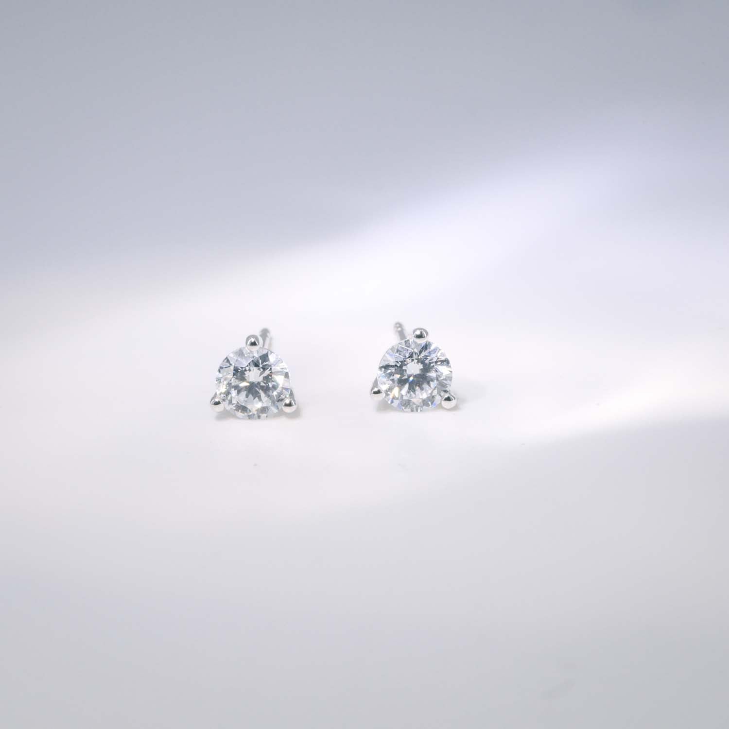 18K金圓形培育鑽石耳環 | D-E VVS Ideal Ex Ex | 經典三爪（整平底托）| <總數 0.40ct - 3.00ct+>