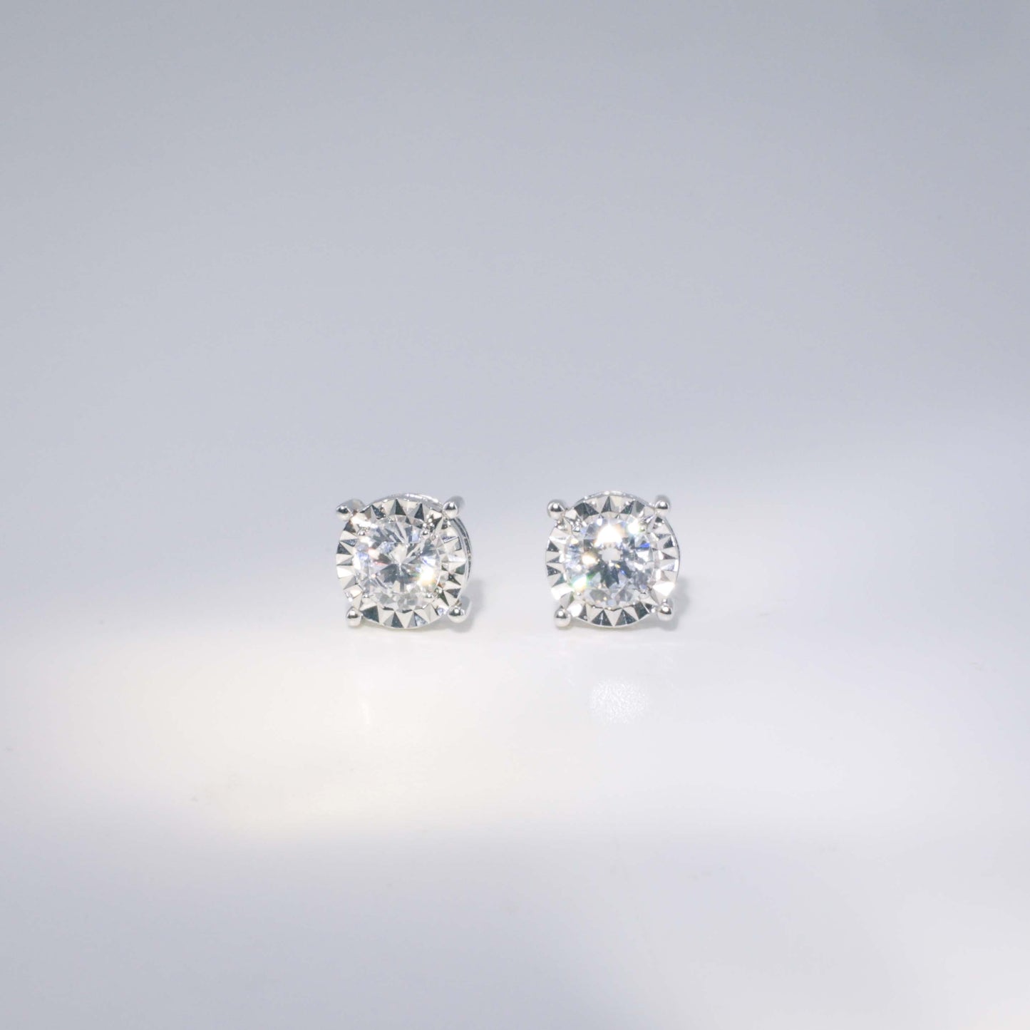 18K Gold Round Brilliant Lab-Grown Diamond Earrings | D–E / VVS | Classic 4-Prong (Enlarged Setting) | <0.60ct – 1.40ct+>