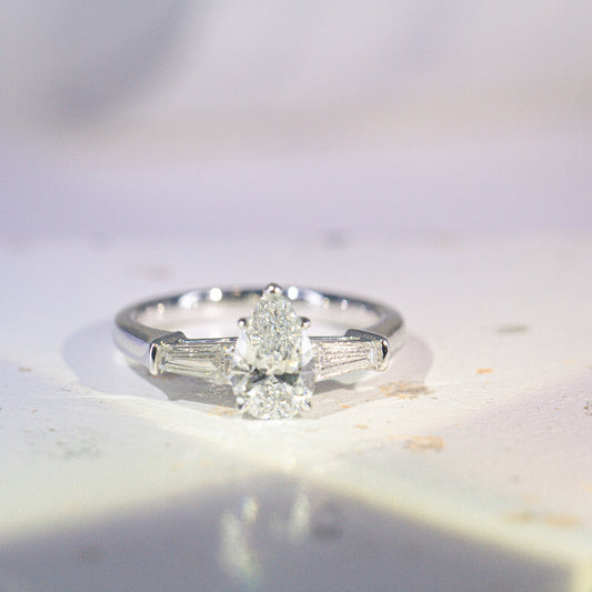 現貨 1.03cts 梨形培育鑽石戒指 (CLAIRE - R24803PEA)